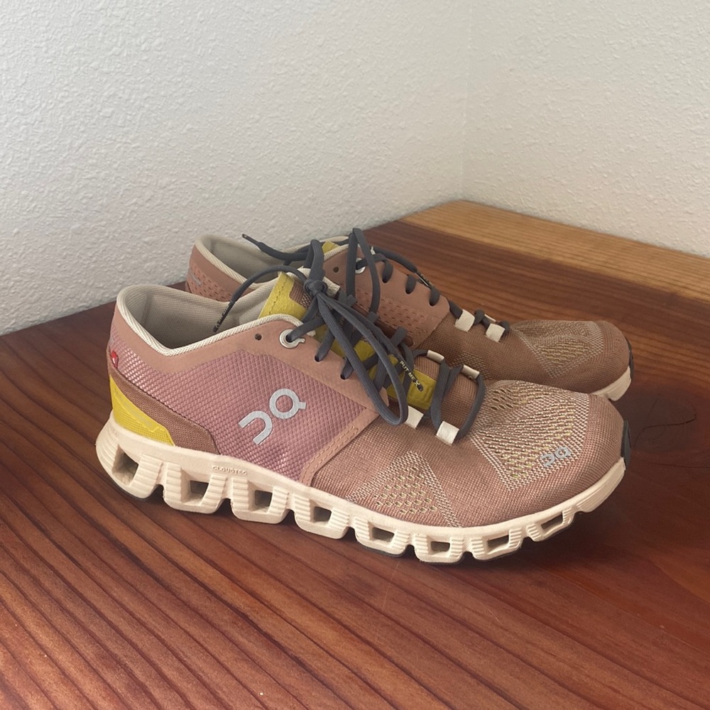 ON swiss shoe in 7.5 cocoa brown